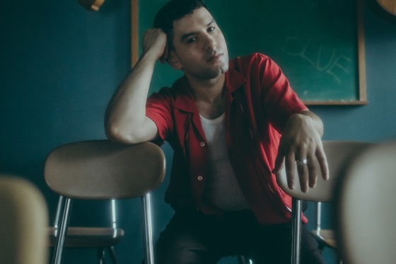□AARON FRAZER | LAのシンガー、ソングライター、マルチインストゥル
